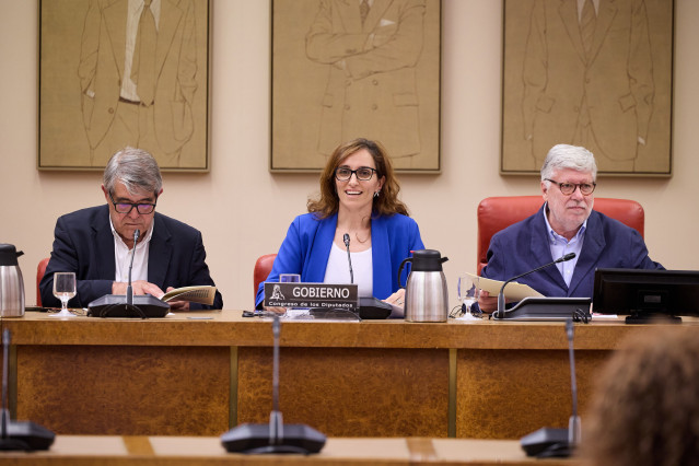 (I-D) El vicepresidente primero de la Comisión, Modesto Pose; la ministra de Sanidad, Mónica García y el presidente de la Comisión, Agustín Santos, durante la Comisión de Sanidad, en el Congreso de los Diputados, a 24 de junio de 2025, en Madrid (España).
