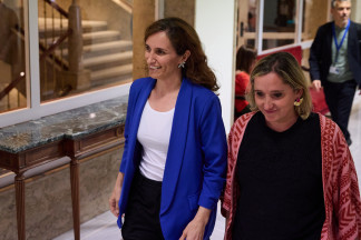 La ministra de Sanidad, Mónica García (i), llega a la Comisión de Sanidad, en el Congreso de los Diputados, a 24 de junio de 2025, en Madrid (España). La ministra ha comparecido a petición para e