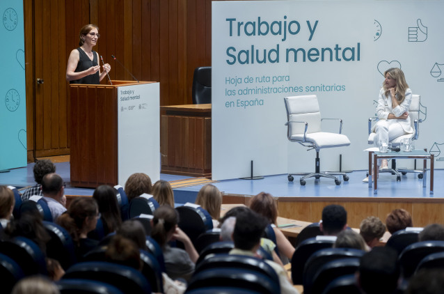 La ministra de Sanidad, Mónica García (i), y la vicepresidenta segunda del Gobierno y ministra de Trabajo y Economía Social, Yolanda Díaz (d), presentan el documento  'Trabajo y salud mental: Hoja de ruta para las administraciones sanitarias en España', e