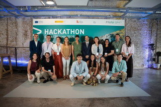 El equipo BioCeltas-IA, ganador del segundo 'hackathon' 'Soluciones GenAI para la Biodiversidad', junto a la secretaria de Estado de Digitalización e Inteligencia Artificial, María González Veracru