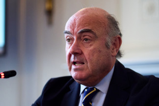 El vicepresidente del Banco Central Europeo, Luis de Guindos, durante la segunda jornada del curso organizado por la Asociación de Periodistas de Información Económica (APIE), en el Palacio de la M