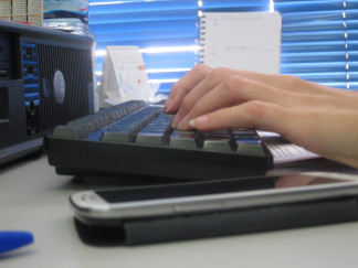 Archivo - Tecnología, móvil, teclado, ordenador.