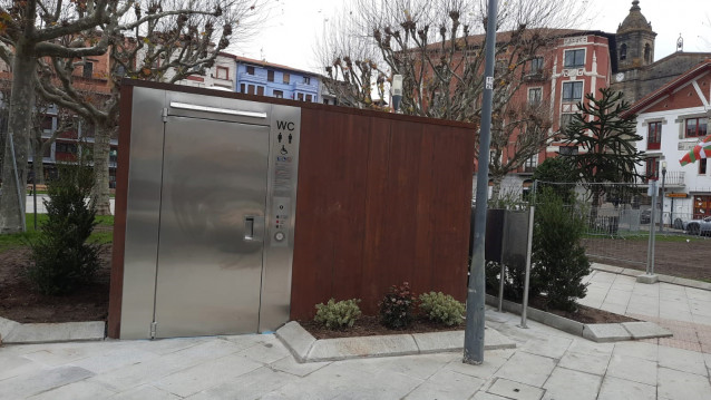Archivo - Ayuntamiento de Bermeo instala un baño público y autolimpiable en la Lamera