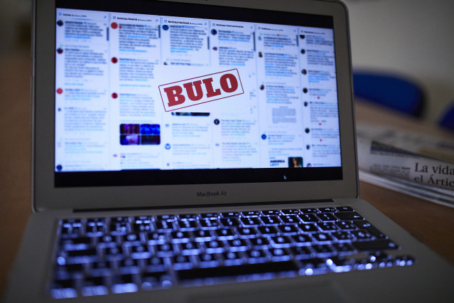 Archivo - Una persona lee en su ordenador portátil una noticia falsa, en Madrid (España), a 5 de noviembre de 2020. El Gobierno ha aprobado un procedimiento de actuación contra las conocidas como 'fake news' mediante el cual monitorizará la información y