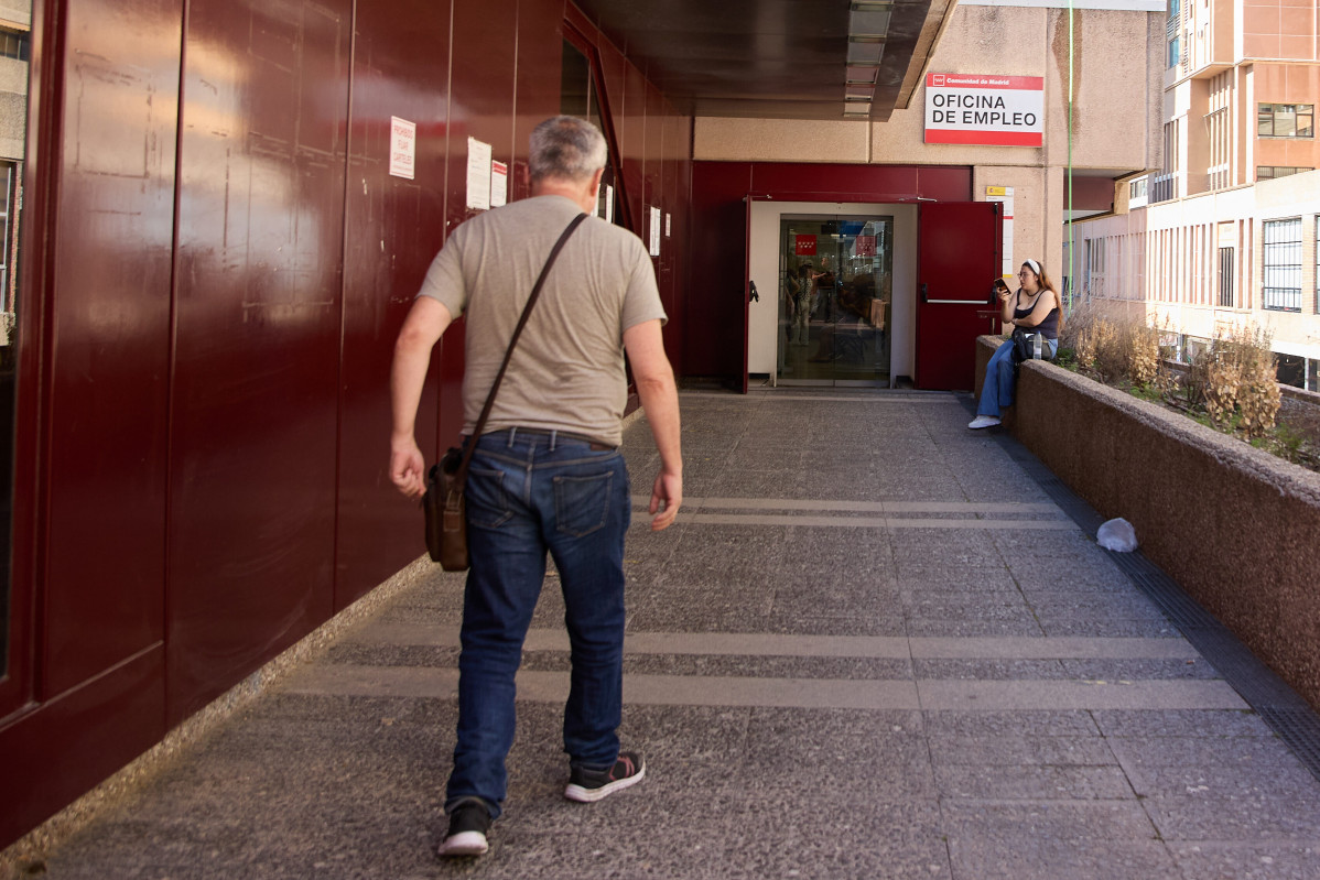 EuropaPress 5310933 hombre dirige oficina sepe julio 2023 madrid espana numero parados