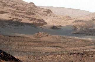 El rover Curiosity de la NASA capturó esta foto mientras ascendía al Monte Sharp, la montaña marciana. Un estudio propone una nueva explicación de por qué Marte es un desierto árido hoy en día,