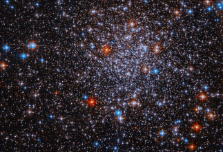 Esta imagen del Telescopio Espacial Hubble de la NASA muestra un denso y deslumbrante conjunto de estrellas resplandecientes que forman el cúmulo globular ESO 591-12.