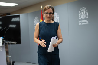 La ministra de Sanidad, Mónica García, ofrece declaraciones a los medios de comunicación antes del inicio del Pleno ordinario del Consejo Interterritorial del Sistema Nacional de Salud (CISNS), en 