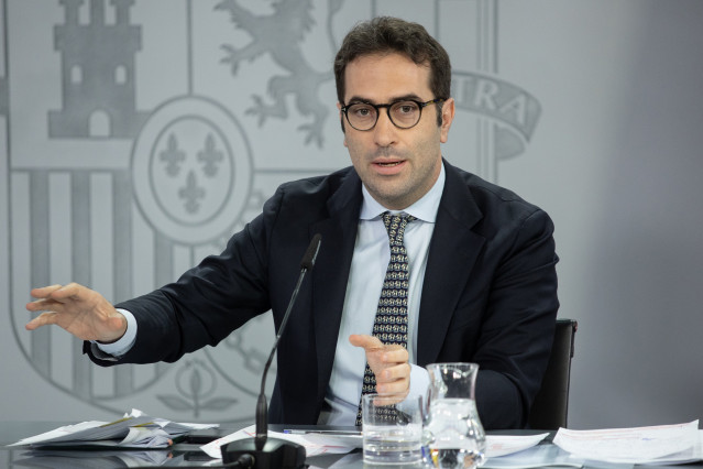 El ministro de Economía, Comercio y Empresa, Carlos Cuerpo, durante una rueda de prensa posterior a la reunión del Consejo de Ministros, en el Palacio de La Moncloa, a 24 de junio de 2025, en Madrid (España).