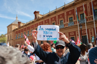 Archivo - Manifestación en defensa de la sanidad pública en Sevilla. A 05 de abril de 2025, en Sevilla (Andalucía, España). La manifestación en defensa de la sanidad pública convocada en Sevilla