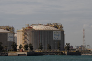 Archivo - Vista exterior de la planta regasificadora de Enagás en el Puerto de Barcelona, a 6 de octubre de 2022, en Barcelona, Cataluña, (España). Esta planta de regasificación resulta estratégi