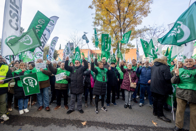 Archivo - Varias personas durante una concentración, frente a la Dirección General de Muface de Madrid, a 14 de diciembre de 2024, en Madrid (España). La Central Sindical Independiente y de Funcionarios (CSIF) ha convocado una movilización ante la Direcci