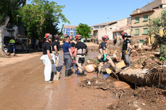 Efectivos de la Unidad Militar de Emergencias (UME) realizan labores de limpieza y desescombro por las inundaciones, a 17 de junio de 2025, en Azuara, Zaragoza (España). El despliegue de la UME se ha