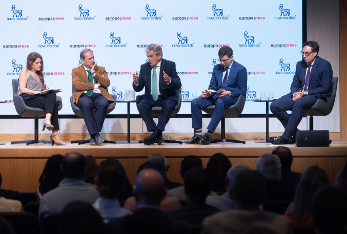 (I-D) La Jefa de Salud e Infosalus de Europa Press, Cristina Velázquez, el consejero Delegado de la Agencia de Contratación Sanitaria de la Comunidad de Madrid, José Nieves, el CEO de ASISA, Enriqu