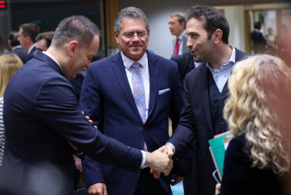 El ministro de Economía, Carlos Cuerpo (d), y el comisario de Comercio y Seguridad Económica, Maros Sefcovic (c), en una reunión de ministros de Comercio celebrada en mayo en Bruselas.