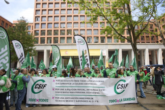 Archivo - Decenas de personas durante una concentración ante la sede del Ministerio de Sanidad, a 14 de mayo de 2025, en Madrid (España). La manifestación coincide con una reunión entre el Ministe