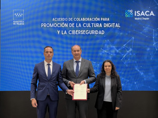 Chris Dimitriadis, director de Estrategia Global de ISACA; el consejero de Digitalización de la Comunidad de Madrid, Miguel López-Valverde; y Vanesa Gil, presidenta de ISACA Madrid.