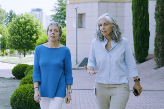 La investigadora del CNIO Marisol Soengas (izda.) y Marisol Quintero, CEO de Highlight Therapeutics, a la entrada del Centro Nacional de Investigaciones Oncológicas (CNIO).