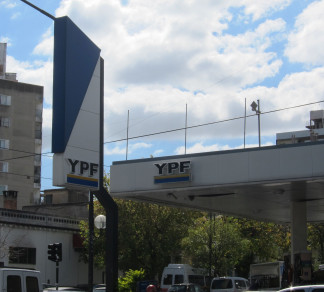 Archivo - Gasolinera YPF de Buenos Aires.