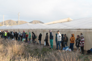 Archivo - Los chabolistas abandonan el lugar a 30 de enero de 2023 en  Níjar (Almería, Andalucía, España). Los Bomberos del Levante han acudido a sofocar un incendio que se ha declarado en una de 