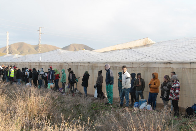 Archivo - Los chabolistas abandonan el lugar a 30 de enero de 2023 en  Níjar (Almería, Andalucía, España). Los Bomberos del Levante han acudido a sofocar un incendio que se ha declarado en una de las chabolas ubicadas en el poblado chabolista de El Walili