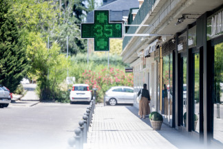 Una señal luminosa de farmacia con la temperatura registrada, a 27 de junio de 2025, en Madrid (España). La AEMET ha emitido un aviso especial por ola de calor que se extenderá desde el sábado has