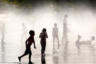 Archivo - NIños jugando en Madrid