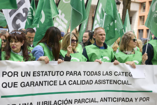 Archivo - Varias personas durante una concentración ante la sede del Ministerio de Sanidad, a 14 de mayo de 2025, en Madrid (España). La manifestación coincide con una reunión entre el Ministerio 