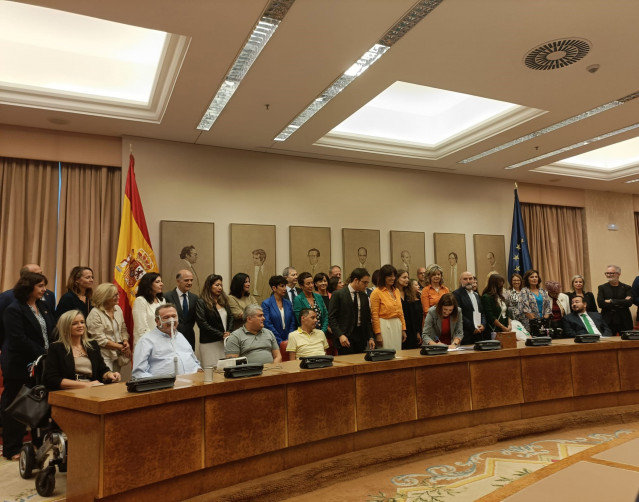 Archivo - Momento de la firma del acuerdo de texto de la Ley ELA en el Congreso de los Diputados.