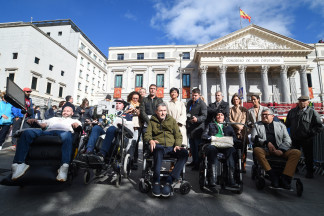 Archivo - En la primera fila, el exfutbolista y portavoz de ConELA, Juan Carlos Unzué (c) y en la segunda fila, el presidente de ConELA, Fernando Martín (c); la presidenta de la Fundación Francisco