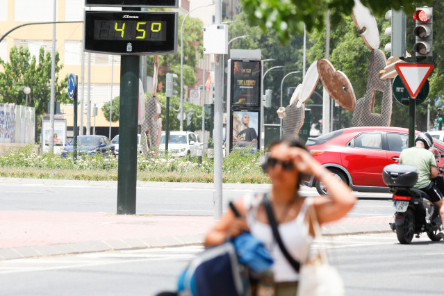 Archivo - Un termómetro marca 45ºC en la calle, a 12 de julio de 2023, en Murcia, Región de Murcia (España). El Ayuntamiento de Murcia ha activado un dispositivo ante el aviso de alerta naranja por altas temperaturas decretado por la Agencia Estatal de Me