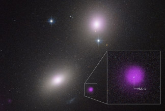 Imagen del Telescopio Espacial Hubble de dos galaxias: NGC 6099 (abajo a la izquierda) y NGC 6098 (arriba a la derecha). La mancha púrpura representa la emisión de rayos X de un cúmulo estelar comp
