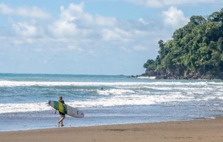 Archivo - Playa Hermosa, en la costa de Puntarenas, referente para surfistas.