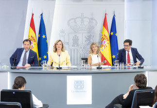 (I-D) El ministro de Transportes y Movilidad Sostenible, Óscar Puente; la ministra de Educación, FP y Deportes, Pilar Alegría; la vicepresidenta segunda y ministra de Trabajo y Economía Social, Yo