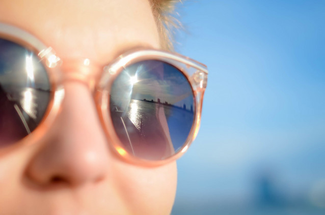 Archivo - Una de cada tres personas adquiere las gafas de sol en canales sin regulación sanitaria.