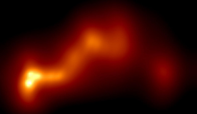 Una nueva imagen de la galaxia OJ 287 revela por primera vez la estructura curvada y en forma de cinta del chorro de plasma emitido desde su centro.