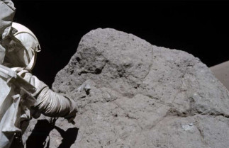 El astronauta del Apolo 17, Harrison H. Schmitt, toma muestras de la roca en la base del Macizo Norte, en el valle Taurus-Littrow. Esta gran roca se desprendió debido a un fuerte terremoto lunar ocur