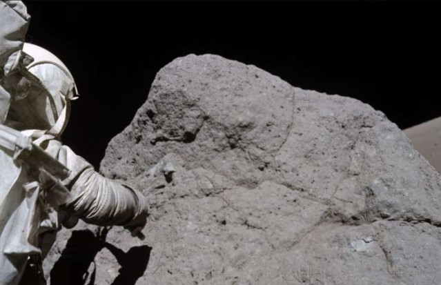 El astronauta del Apolo 17, Harrison H. Schmitt, toma muestras de la roca en la base del Macizo Norte, en el valle Taurus-Littrow. Esta gran roca se desprendió debido a un fuerte terremoto lunar ocurrido hace unos 28,5 millones de años