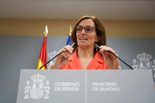 La ministra de sanidad, Mónica García, ofrece declaraciones durante una rueda de prensa en el Ministerio de Sanidad, a 30 de julio de 2025, en Madrid (España). La ministra se ha reunido en un pleno extraordinario de la Comisión de Recursos Humanos del Sis