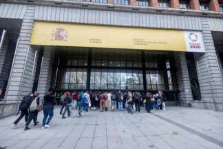 Archivo - Varias personas entran a las pruebas de Formación Sanitaria, en el Ministerio de Sanidad, a 25 de enero de 2025, en Madrid (España). Hoy se celebra en toda España el examen de acceso de F