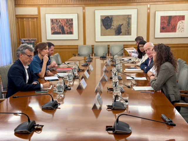 Imagen de la reunión entre la ministra de Sanidad, Mónica García, y los médicos.