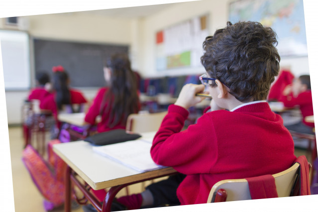 Archivo - Colegio, escuela, aula, primaria, clase, niño, niña, niños, estudiando, estudiar, escribir, escribiendo, deberes, profesor, profesora, profesores