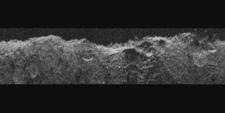 El instrumento de radar de Europa Clipper recibió ecos de sus señales de radar de muy alta frecuencia que rebotaron en Marte y se procesaron para generar este radargrama. Lo que parece una línea de