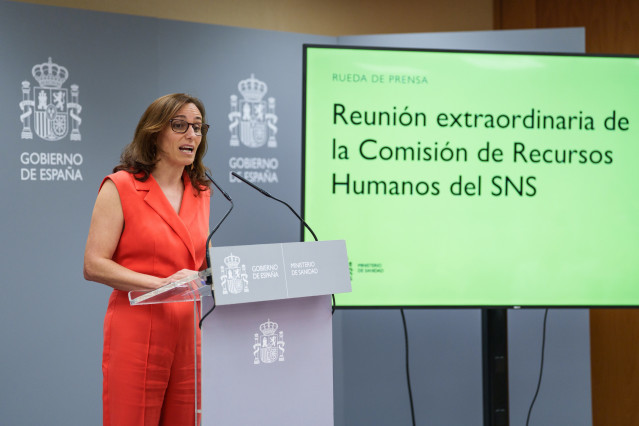 La ministra de sanidad, Mónica García, ofrece declaraciones durante una rueda de prensa en el Ministerio de Sanidad, a 30 de julio de 2025, en Madrid (España). La ministra se ha reunido en un pleno extraordinario de la Comisión de Recursos Humanos del Sis