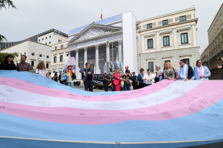 Archivo - Varias personas sostienen la bandera trans que la Federación Estatal de Lesbianas, Gais, Trans, Bisexuales, Intersexuales y más (Flegtbi+), Chrysallis y Fundación Triángulo han llevado a