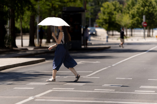 Una persona con un paraguas, a 16 de julio de 2025, en Madrid (España). La Agencia Estatal de Meteorología (Aemet) ha alertado de las altas temperaturas en la mayor parte de la península, Baleares y Canarias durante este miércoles y jueves. En capitales d