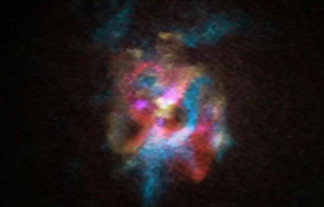 La vasta burbuja que rodea la estrella supergigante roja DFK 52, fotografiada por Alma. Los colores rojos indican el gas que se aleja de nosotros, y el azul, el que se acerca.