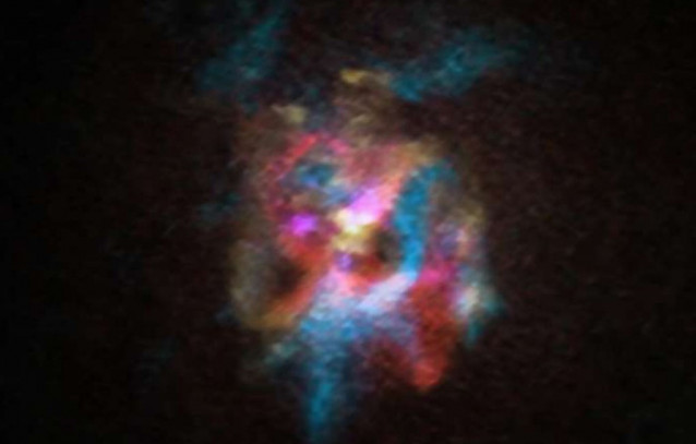 La vasta burbuja que rodea la estrella supergigante roja DFK 52, fotografiada por Alma. Los colores rojos indican el gas que se aleja de nosotros, y el azul, el que se acerca.