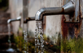 El Bisfenol A Presente En El Agua Es Una Sustancia Química Utilizada En La Fabricación De Plásticos Y Resinas, Incluyendo Revestimientos Para Latas Y Botellas.