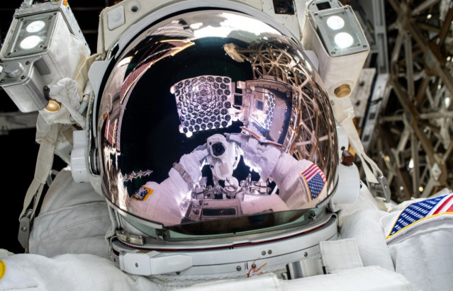 El Telescopio De Rayos X NICER  Se Refleja En La Visera Del Casco Del Traje Espacial Del Astronauta De La NASA E Ingeniero De Vuelo De La Expedición 72, Nick Hague, En Esta 'Selfi Espacial' De